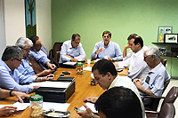 Na sede do SINDAÇÚCAR/PE, Renato Cunha presidindo reunião sobre exportações de açúcar, com as presenças de associados, dia 18/setembro/2017