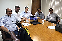 Renato Cunha e Marcelo Guerra, Presidente e Superintendente do SINDAÇÚCAR/PE, respectivamente, em reunião na sede da Entidade, com Carlos Pimentel Bandeira, Diretor de Operações, e demais executivos da Agrovia do Nordeste, debatendo sobre terminal de açúcar com capacidade de estocagem de 29.000 tm de ensacados, dia 21/setembro/2017